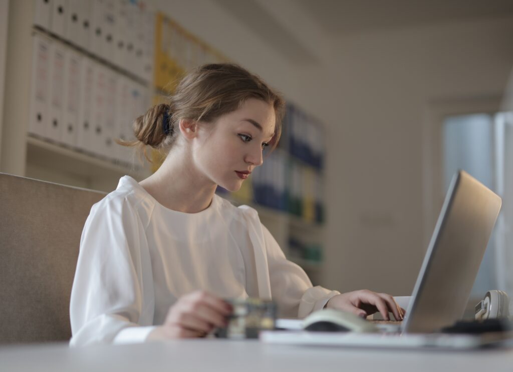 quote-to-cash wiki image of a woman at her office desk